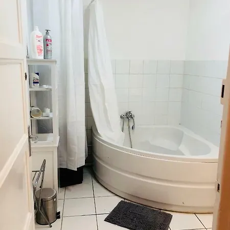 Chambres Loft Partage Centre בית אירוח *